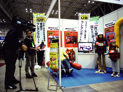 NHK取材を受ける車イスウレタンフロート NHK取材を受ける車イスウレタンフロート