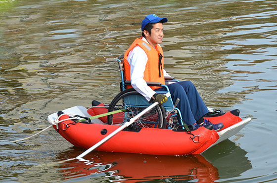 車イスに乗ったまま水上を移動