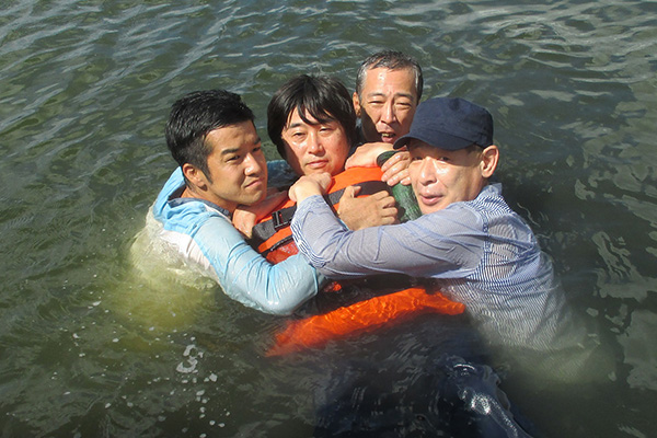 3人つかまっても沈まない驚異の浮力24kg