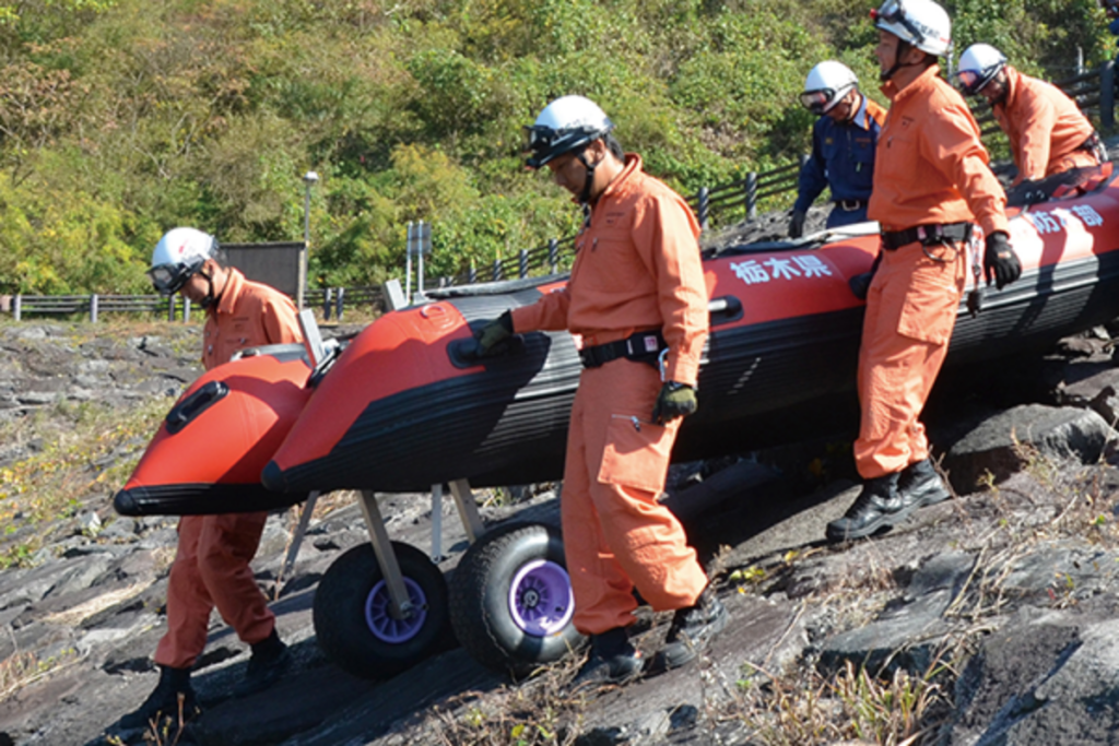 移動が厳しい現場でも後車輪を利用すれば移動が可能となります
