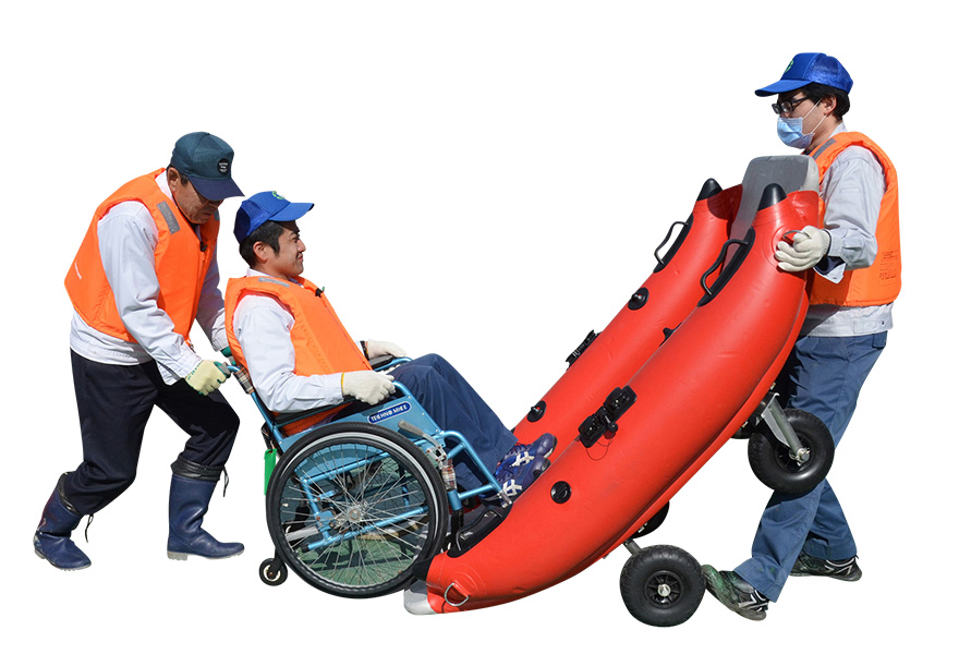 車椅子に乗ったままボートに乗り降りできます