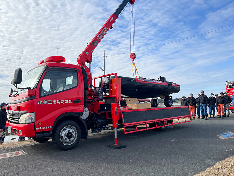 霞ヶ浦にAU420を下ろす作業