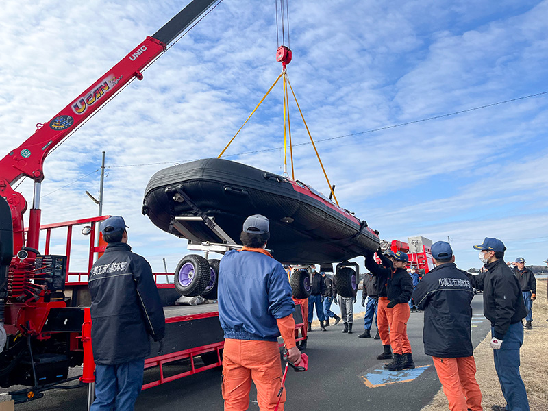 霞ヶ浦にAU420を下ろす作業